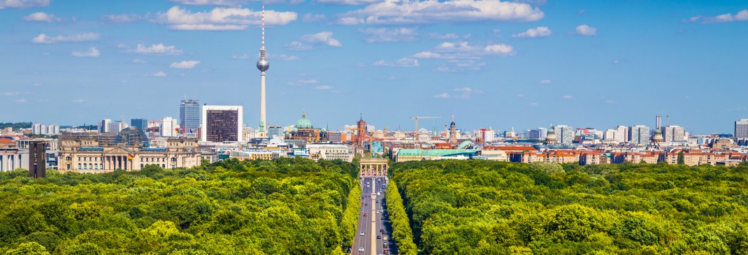 Berliner Fernsehturm und Allee